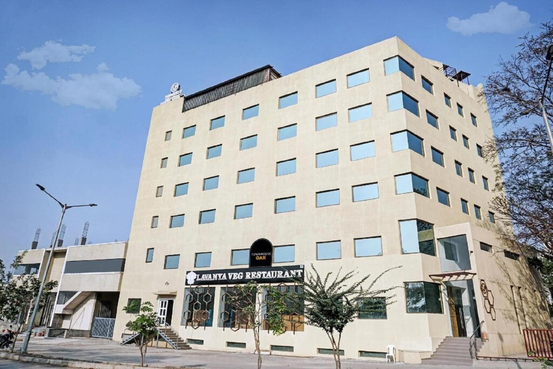 L P Regency, Púna Exteriér fotografie